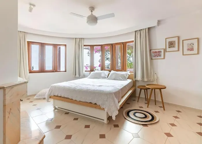 Modern Villas With Gardens And Stunning Views