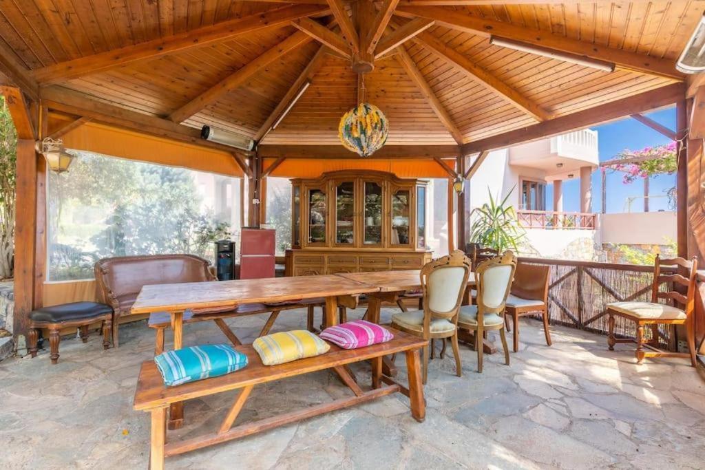 Modern With Gardens And Stunning Views * ליגאריה