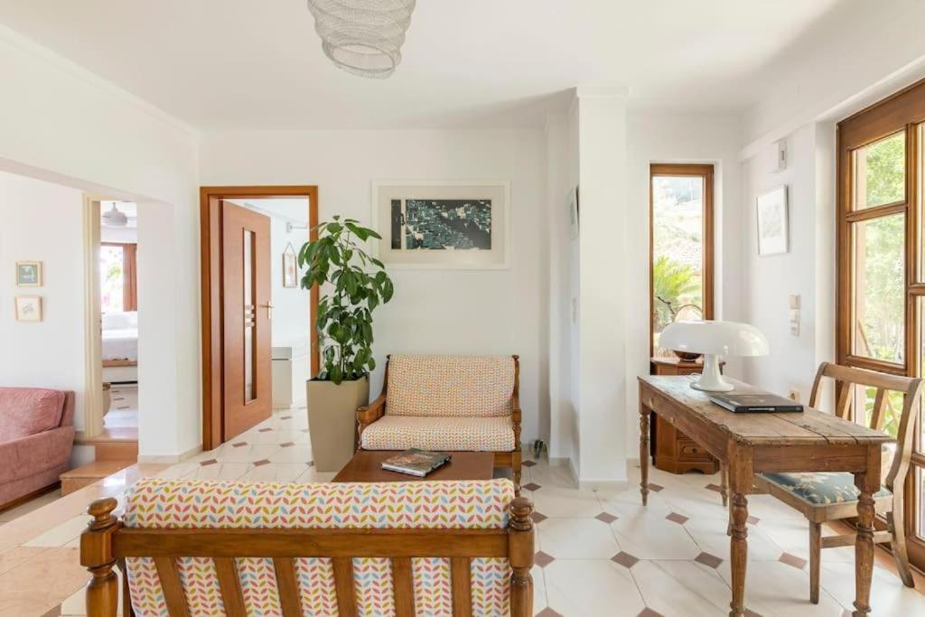 Modern With Gardens And Stunning Views * ליגאריה