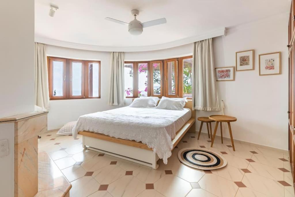 Modern With Gardens And Stunning Views Apartmán *