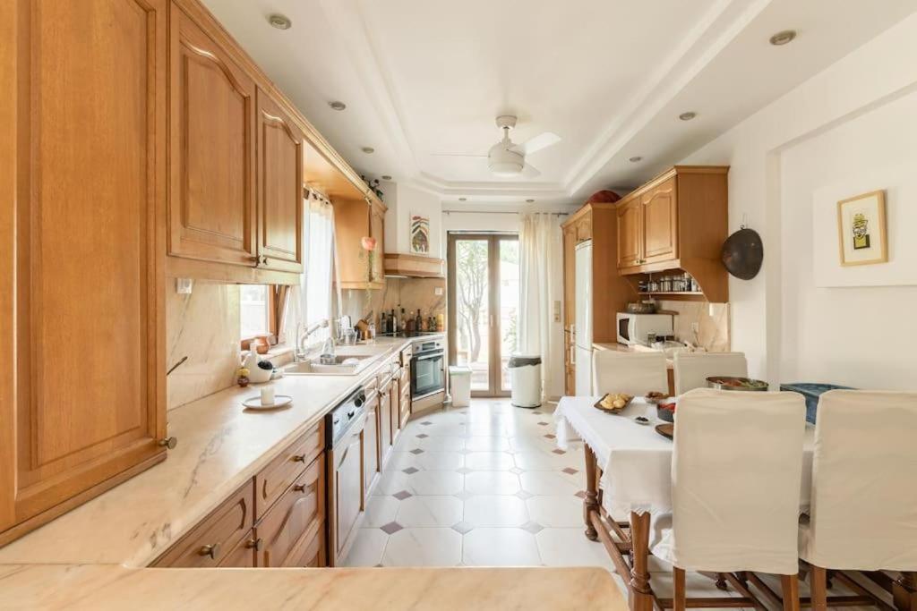Modern With Gardens And Stunning Views Apartmán