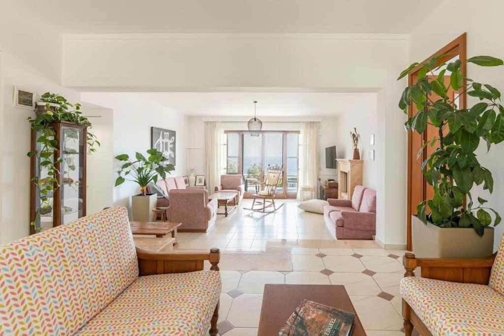 Modern With Gardens And Stunning Views Apartmán *