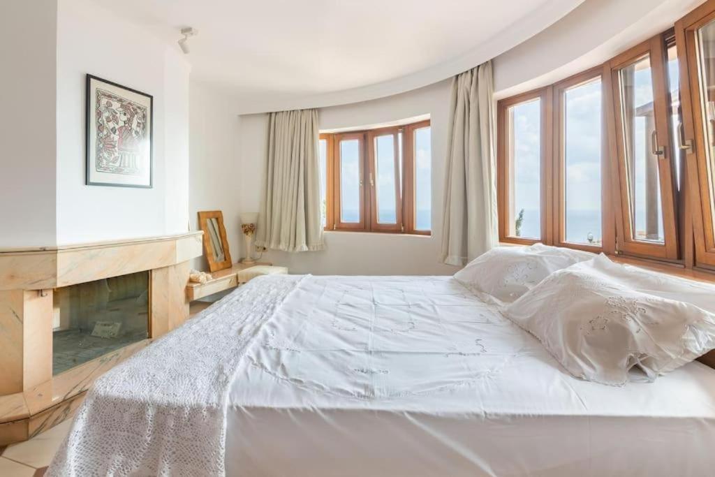Modern With Gardens And Stunning Views Apartmán