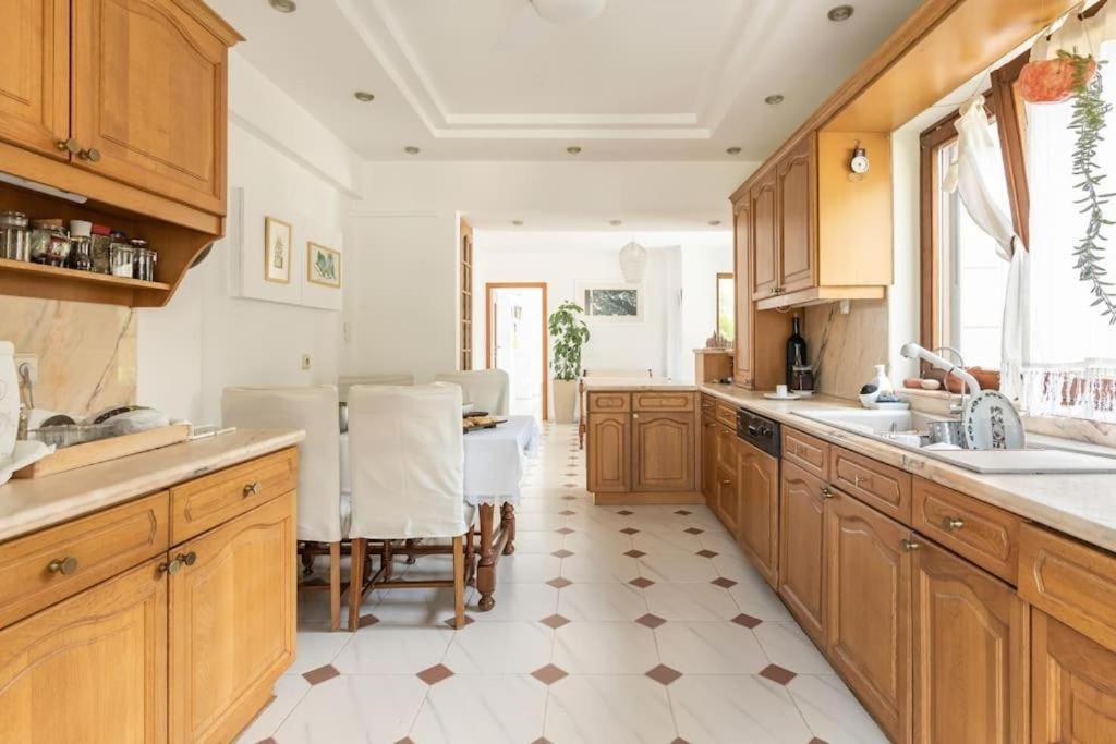 Modern With Gardens And Stunning Views Apartmán