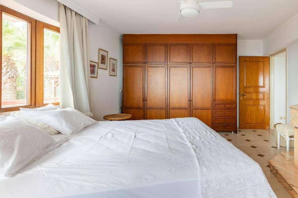 Modern With Gardens And Stunning Views Apartmán *