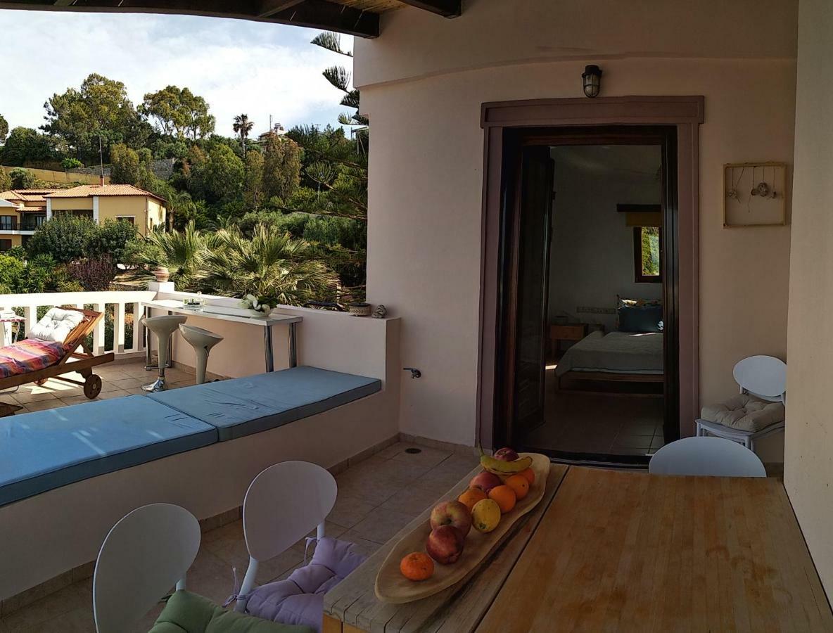 Modern With Gardens And Stunning Views Apartmán